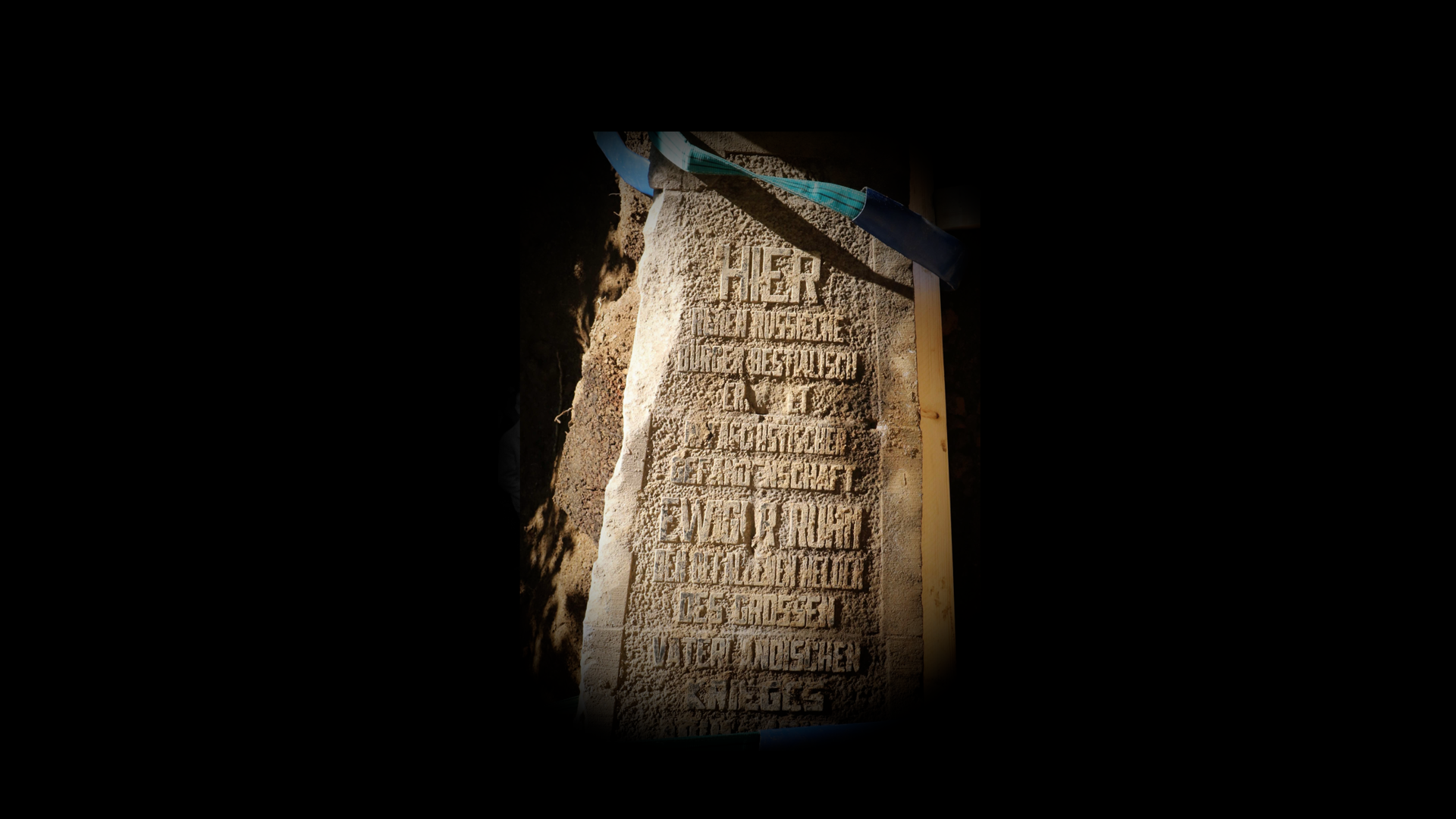 Obelisk mit Aufschrift "Hier ruhen russische Bürger bestialisch ermordet in faschistischer Gefangenschaft. Ewiger Ruhm den gefallenen Helden des [...]