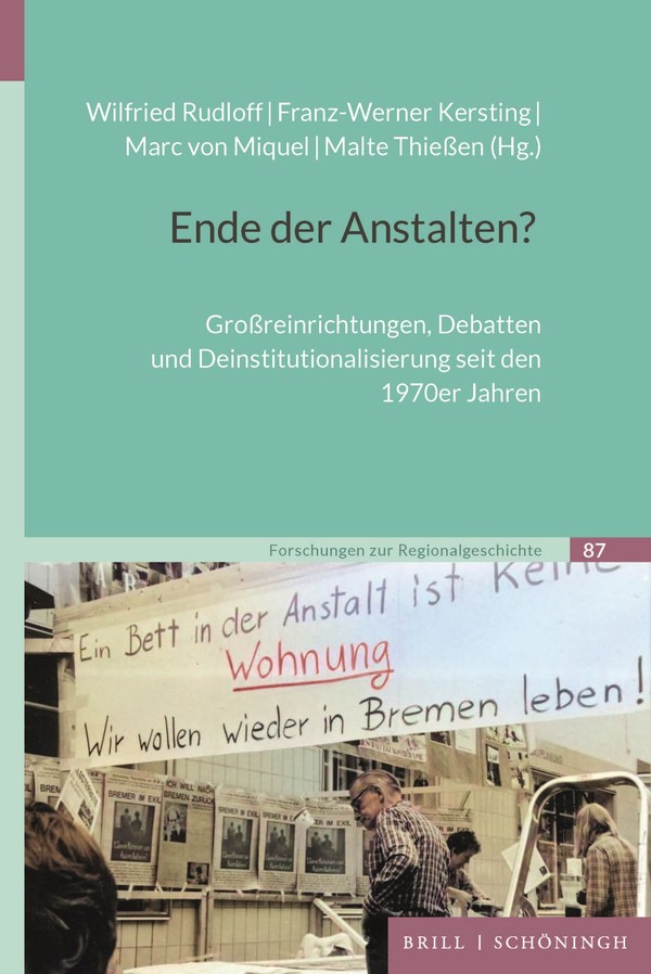 Das Buchcover zeigt Bewohner:innen der langzeitpsychiatrischen Klinik Kloster Blankenburg bei einem Aktionstag auf einem Stadtteilfest in in Bremen.