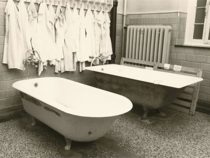 Badezimmer – spritzende Waschgelegenheit Foto: Karl Klucken, 1970/71 (Archiv- und Dokumentationszentrum LWL-Klinik Warstein) (öffnet vergrößerte Bildansicht)