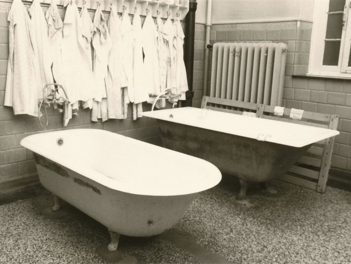 Badezimmer – spritzende Waschgelegenheit Foto: Karl Klucken, 1970/71 (Archiv- und Dokumentationszentrum LWL-Klinik Warstein) (vergrößerte Bildansicht wird geöffnet)