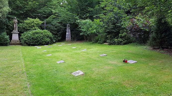 Eine Gedenktafel auf dem Waldfriedhof „Fulmecke“ soll zukünftig an die Ermordung der 208 Zwangsarbeiter im März 1945 erinnern. Foto: LWL/Weidner