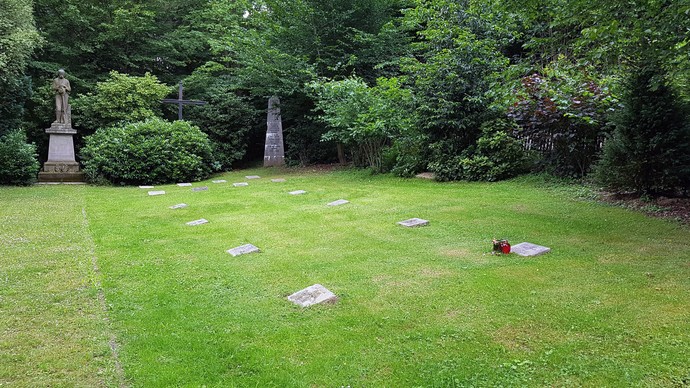 Eine Gedenktafel auf dem Waldfriedhof „Fulmecke“ soll zukünftig an die Ermordung der 208 Zwangsarbeiter im März 1945 erinnern. Foto: LWL/Weidner