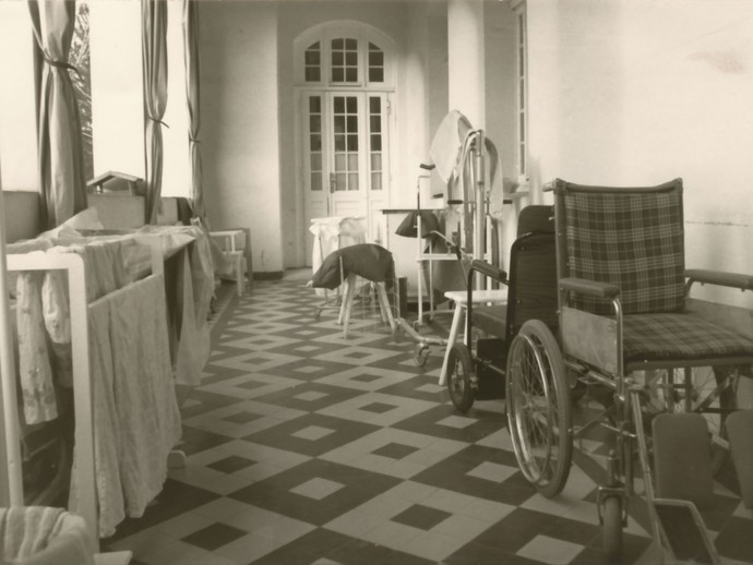 Der Balkon dient als Ablageort. Foto: Karl Klucken, 1970/71 (Archiv- und Dokumentationszentrum LWL-Klinik Warstein) (vergrößerte Bildansicht wird geöffnet)