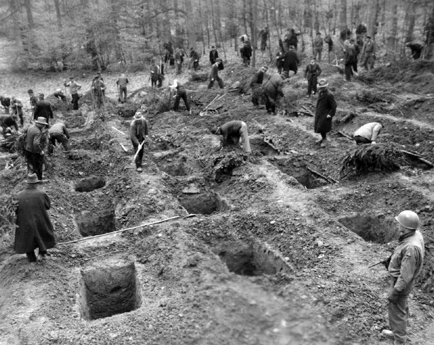 Deutsche heben 1945 Gräber für die ermordeten Zwangsarbeiter:innen in Suttrop aus. Foto: National Archives and Records Administration, Washington