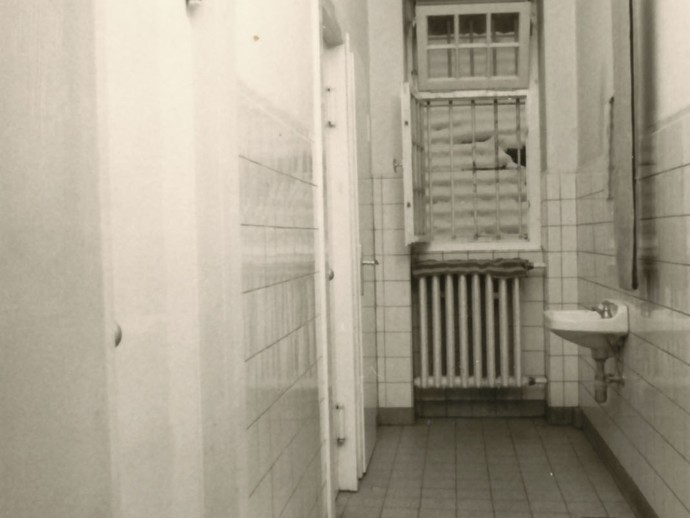 Vergittertes Klofenster – Rollhandtuch Foto: Karl Klucken, 1970/71 (Archiv- und Dokumentationszentrum LWL-Klinik Warstein) (öffnet vergrößerte Bildansicht)