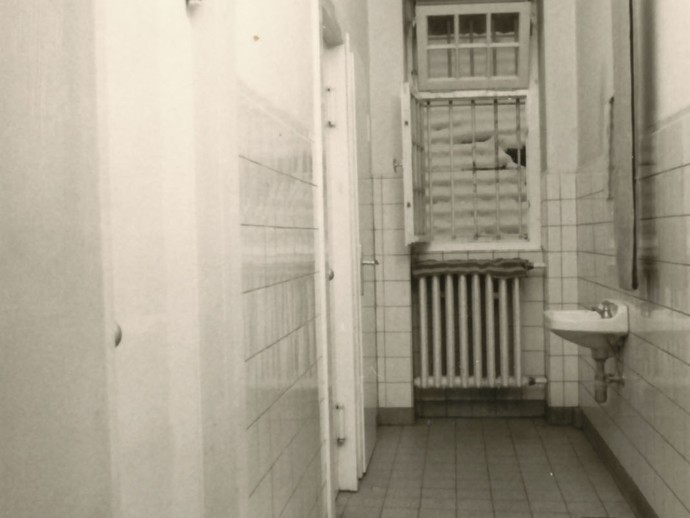 Vergittertes Klofenster – Rollhandtuch Foto: Karl Klucken, 1970/71 (Archiv- und Dokumentationszentrum LWL-Klinik Warstein) (vergrößerte Bildansicht wird geöffnet)