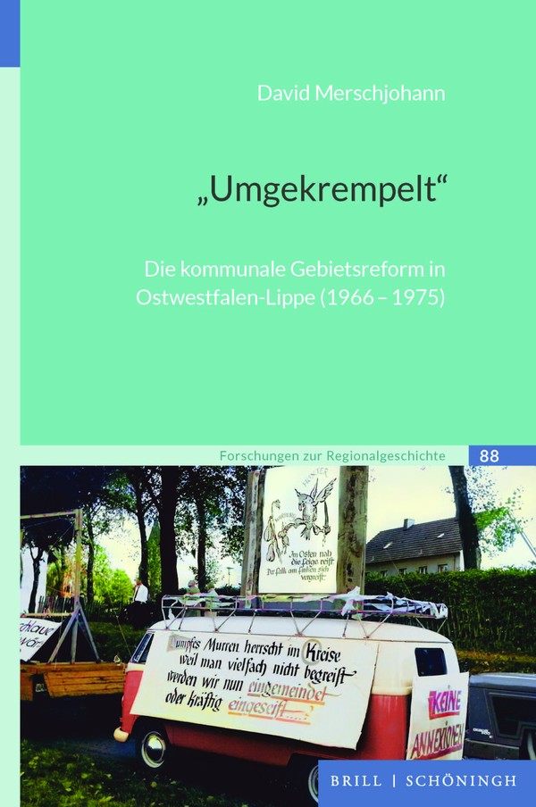 Das Foto auf dem Buchcover zeigt den Protest der Warburger Bevölkerung zur geplanten Kreisgebietsreform im Jahr 1967. Foto: LWL