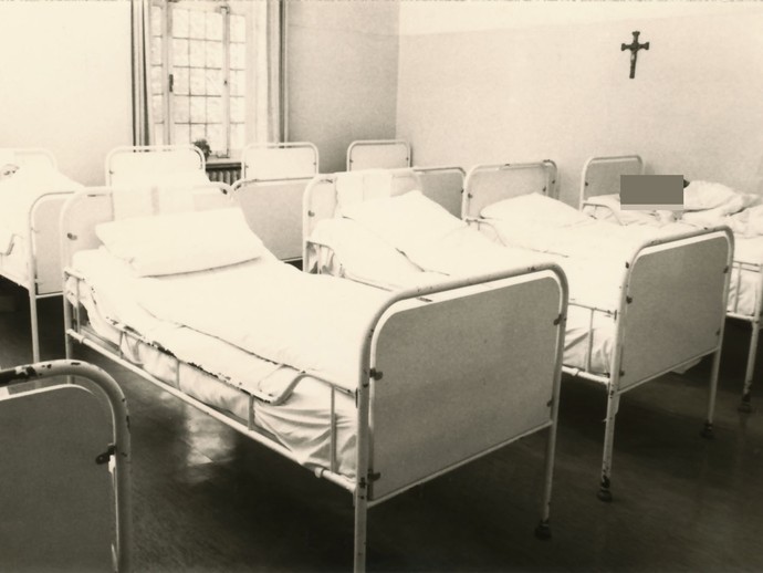 Schlafraum – Betten stehen zu eng. Foto: Karl Klucken, 1970/71 (Archiv- und Dokumentationszentrum LWL-Klinik Warstein) (öffnet vergrößerte Bildansicht)