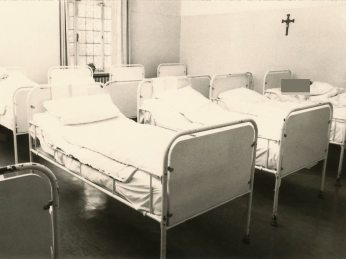 Schlafraum – Betten stehen zu eng. Foto: Karl Klucken, 1970/71 (Archiv- und Dokumentationszentrum LWL-Klinik Warstein) (vergrößerte Bildansicht wird geöffnet)