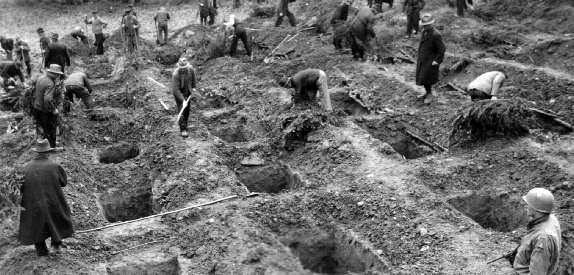 Deutsche heben 1945 Gräber für die ermordeten Zwangsarbeiter:innen in Suttrop aus. Foto: National Archives and Records Administration, Washington