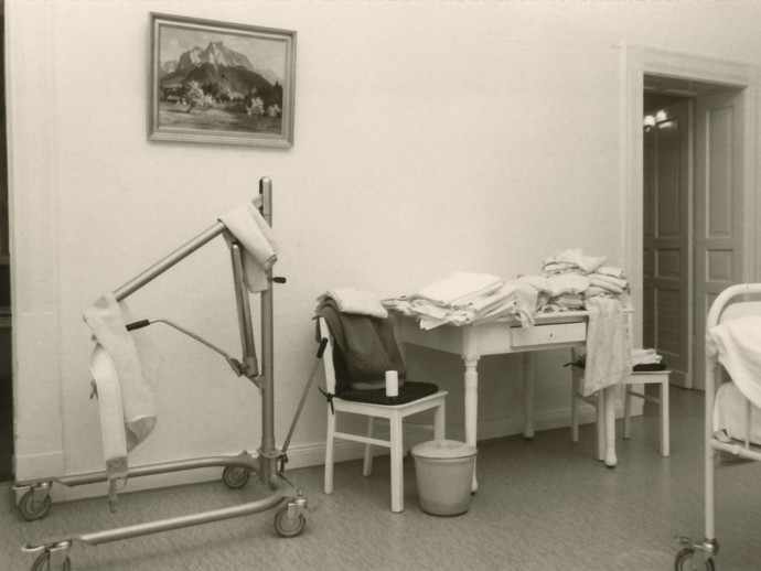 Wachsaal: Hier fehlt ein Schrank für Bettwäsche. Foto: Karl Klucken, 1970/71 (Archiv- und Dokumentationszentrum LWL-Klinik Warstein) (öffnet vergrößerte Bildansicht)