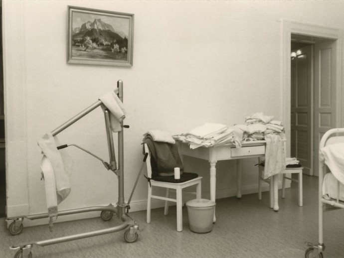 Wachsaal: Hier fehlt ein Schrank für Bettwäsche. Foto: Karl Klucken, 1970/71 (Archiv- und Dokumentationszentrum LWL-Klinik Warstein) (vergrößerte Bildansicht wird geöffnet)