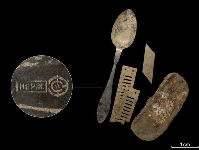 Fundensemble Löffel, Mundharmonika, Brillenetui, Blechfragment. Fundstelle Meschede. Foto: LWL/Poggel (vergrößerte Bildansicht wird geöffnet)