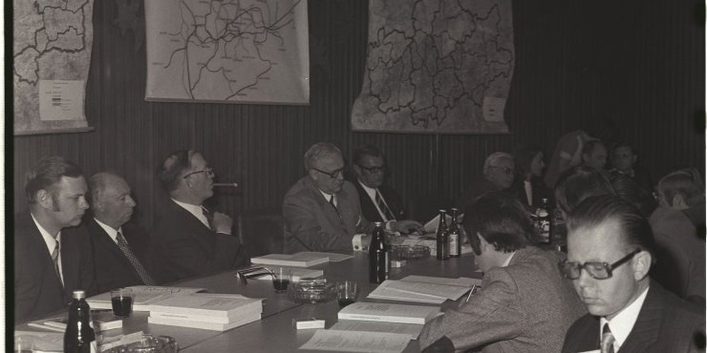 Besprechung über Kommmunale Gebietsreform, Bild aus 60ern, Männer an langem Tisch, Karten an der Wand