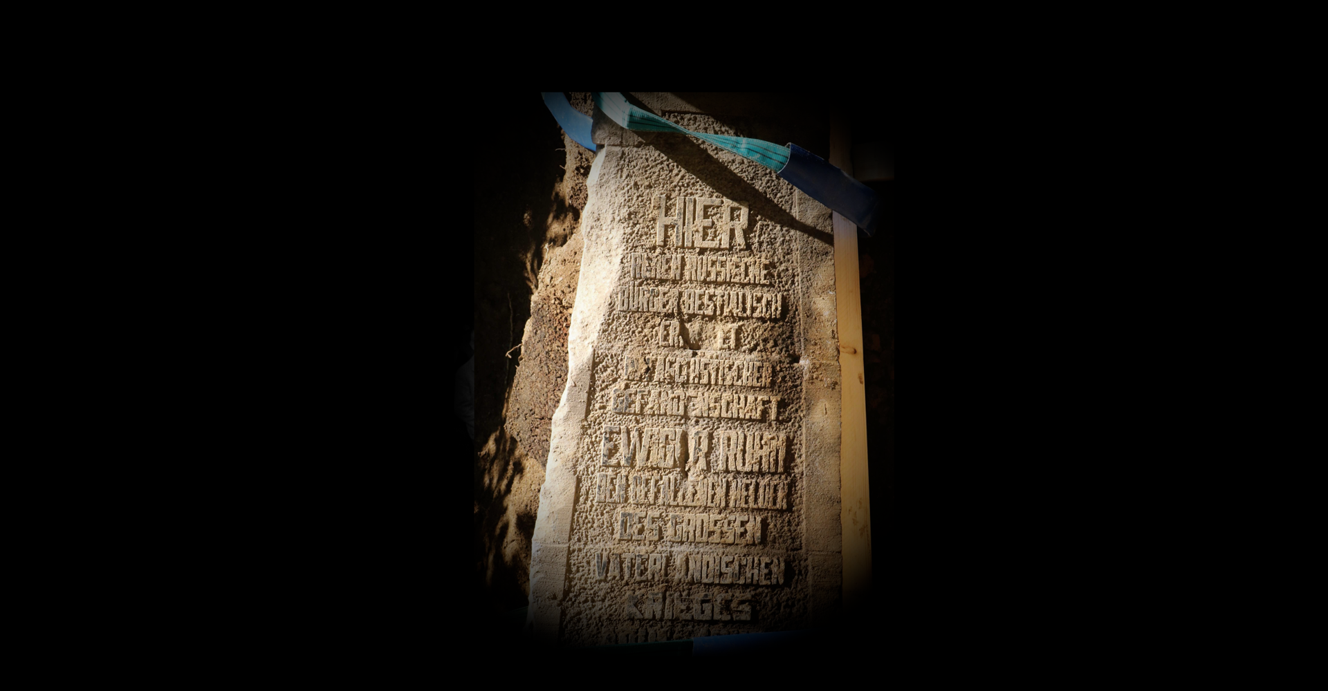 Obelisk mit Aufschrift "Hier ruhen russische Bürger bestialisch ermordet in faschistischer Gefangenschaft. Ewiger Ruhm den gefallenen Helden des [...]