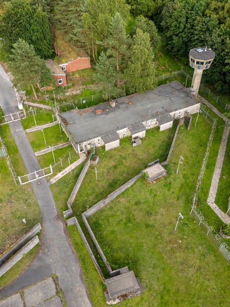 © Dietmar Rabich “Dülmen, Kirchspiel, ehem. Sondermunitionslager Visbeck, Fahrzeugschleuse, Gebäude 30 und Wachturm -- 2024 -- 00600 / WikiCommons