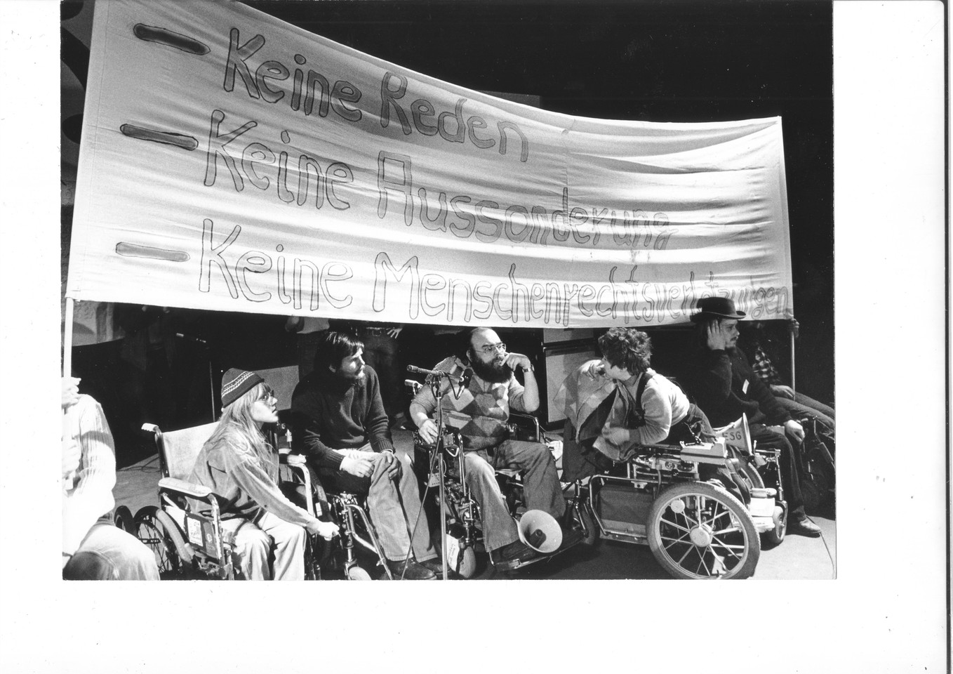 Initiativgruppen aus 15 Städten veranstalteten im Dezember 1981 in Dortmund eine öffentliche Anhörung über Menschenrechtsverletzungen.