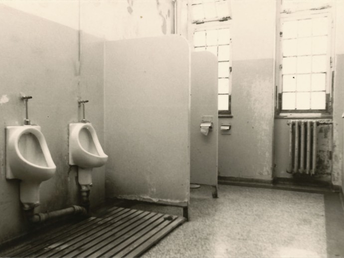 Klo unten – Sitzklos nur durch Trennwände unterteilt Foto: Karl Klucken, 1970/71 (Archiv- und Dokumentationszentrum LWL-Klinik Warstein) (öffnet vergrößerte Bildansicht)