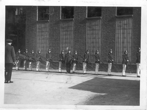 Feuerwehr in militärischer Aufstellung, schwarz-weiss. Foto: Institut der Feuerwehr NRW.