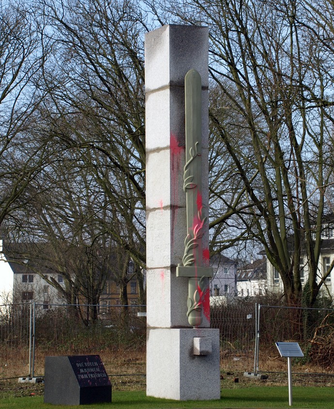 Das vom Gelsenkirchener Hüttenwerk „Schalker Verein“ 1937 errichtete Denkmal wurde 2015 versetzt und erhielt einen Gedenkstein. Foto: LWL/Weidner