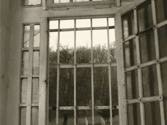 Eisenfenster mit Außengitter Foto: Karl Klucken, 1970/71 (Archiv- und Dokumentationszentrum LWL-Klinik Warstein) (öffnet vergrößerte Bildansicht)