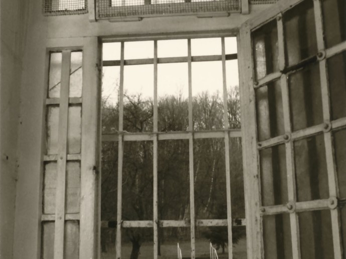 Eisenfenster mit Außengitter Foto: Karl Klucken, 1970/71 (Archiv- und Dokumentationszentrum LWL-Klinik Warstein) (vergrößerte Bildansicht wird geöffnet)