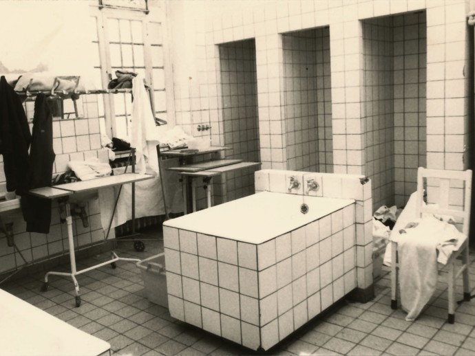 Badezimmer – renovierungsbedürftig Foto: Karl Klucken, 1970/71 (Archiv- und Dokumentationszentrum LWL-Klinik Warstein) (öffnet vergrößerte Bildansicht)
