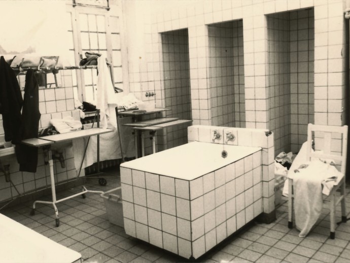 Badezimmer – renovierungsbedürftig Foto: Karl Klucken, 1970/71 (Archiv- und Dokumentationszentrum LWL-Klinik Warstein) (vergrößerte Bildansicht wird geöffnet)